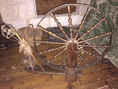 null Important rouet ancien, en bois fruitier, à large roue à rayons fuselés. 
 Hauteur:...