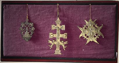 null Trois croix, Espagne, XVIIIe siècle, en métal moulé, présentées sur fond de...