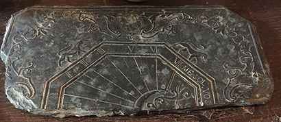 null Partie d'une plaque de cadran solaire Louis XIV, en ardoise à décor gravée à...