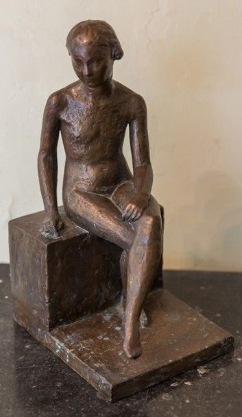 Paul CORNET (1892 - 1977) 
Jeune fille assise.
Épreuve en bronze à patine dorée,...