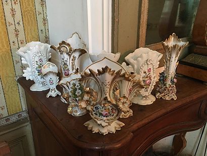 null Réunion de neuf vases, XIXe siècle, en porcelaine de Paris, à décor polychrome...