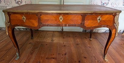 null Bureau plat de style Louis XV, à frisage de bois de rose encadré d'amarante,...