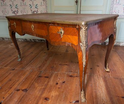 null Bureau plat de style Louis XV, à frisage de bois de rose encadré d'amarante,...