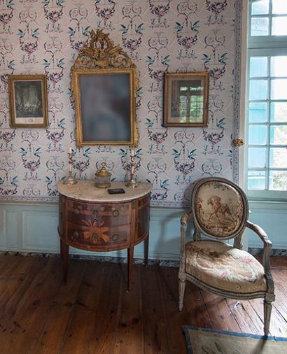 null Fauteuil Louis XVI, à dossier médaillon en bois laqué gris, garni d'une tapisserie...