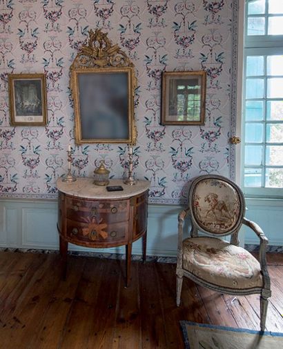 null Fauteuil Louis XVI, à dossier médaillon en bois laqué gris, garni d'une tapisserie...