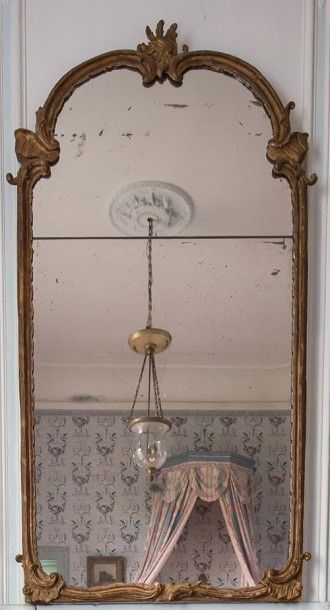 null Miroir Louis XV, en bois sculpté et doré, à décor de coquilles stylisées et...