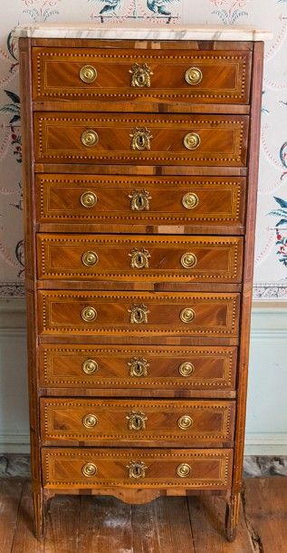 null Semainier Louis XVI, à huit tiroirs superposés en placage de bois fruitier,...