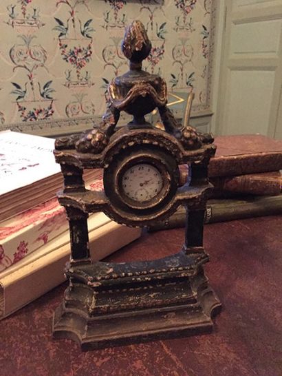 null Porte-montre, fin XVIIIe siècle, en bois sculpté polychrome, traces de dorure....