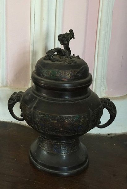 null Brûle-parfum, Japon, XIXe siècle, en bronze, de forme balustre, couvercle surmonté...