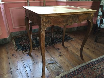 null Table cabaret Louis XV, anciennement laquée ou dorée, à quatre pieds cambrés...