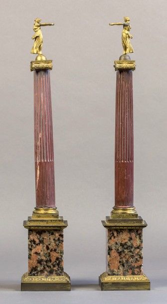 null Paire de colonnes néoclassiques, début XIXe siècle, en pierre dure rouge à fût...