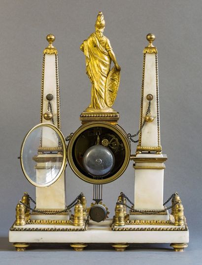 null Pendule portique Louis XVI, en bronze doré et marbre blanc, cadran marqué de...