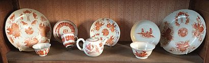 null Deux petits plats en porcelaine de Chine, XIXe siècle, à décor corail. (Cassés)....