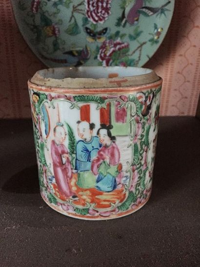 null Réunion de porcelaines de Chine: • Petit pot en porcelaine de Chine, Canton,...