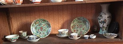 null Onze porcelaines diverses, XIXe siècle, quatre bols, deux assiettes à dessert...