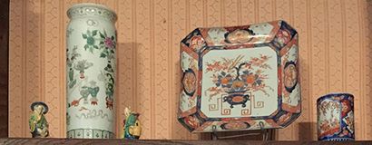 null Réunion de céramiques du Japon: • Vase rouleau, XIXe siècle. (Cassé). 
 Hauteur:...