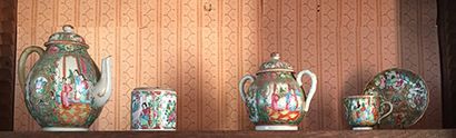 null Quatre porcelaines de Canton, XIXe siècle:
Verseuse, sucrier, tasse et sous-tasse,...