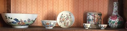 null Réunion de porcelaines de Chine: • Importante jatte, à décor de personnages,...
