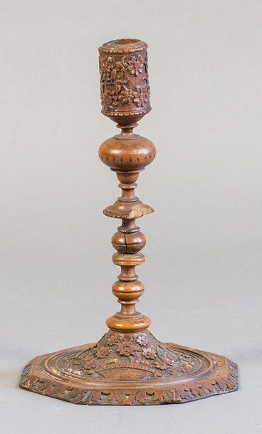 null Flambeau, XVIIIe siècle, en bois de sainte Lucie, base octogonale sculptée d'un...