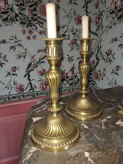 null Réunion de deux chandeliers, XVIIIe siècle, en bronze argenté, fût balustre...
