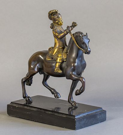 Allemagne, XVIIIe siècle 
Jeune timbalier en tenue militaire.
Sujet en bronze doré,...