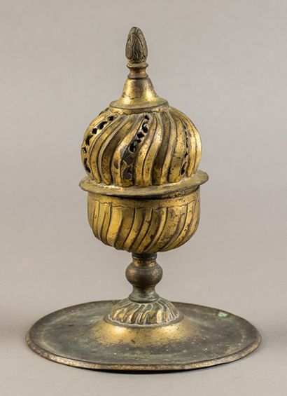 null Brûle-parfum, modèle Ottoman, XVIIe siècle, en cuivre doré, à côtes torses reposant...