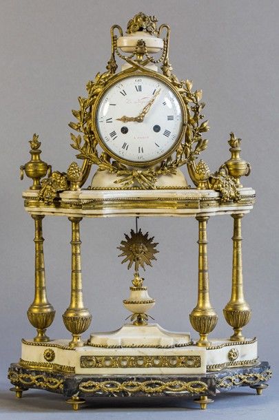 null Pendule portique Louis XVI, en bronze doré et marbre blanc, modèle à quatre...