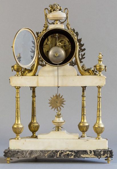 null Pendule portique Louis XVI, en bronze doré et marbre blanc, modèle à quatre...