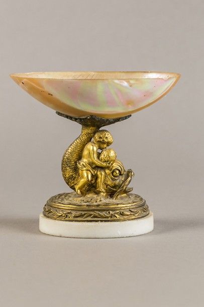 null Baguier nautile, début XIXe siècle, à base en bronze doré, représentant deux...