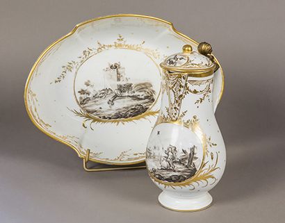 BORDEAUX, XVIIIe siècle Pot à eau couvert et son bassin ovale en porcelaine à décor...