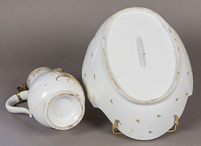 BORDEAUX, XVIIIe siècle Pot à eau couvert et son bassin ovale en porcelaine à décor...