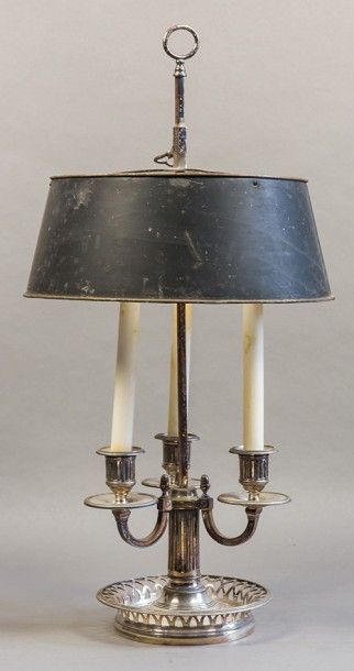 null Lampe bouillote de style Louis XVI, en bronze argenté, à trois lumières, abat-jour...