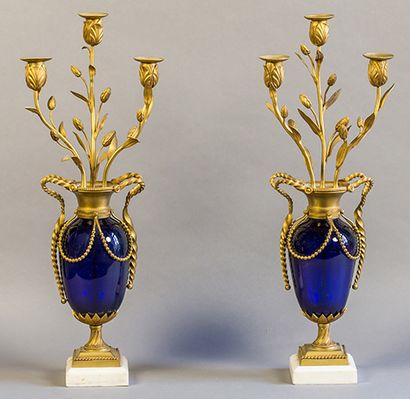 null Paire de cassolettes de style Louis XVI, en cristal bleu, monture en bronze...