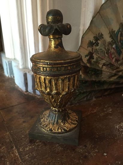 null Sujet en bronze doré, représentant une cassolette Louis XVI. 
 Hauteur: 16 ...