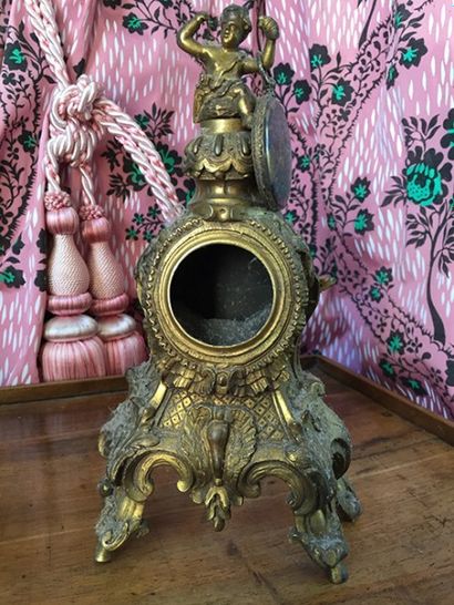 null Porte-montre, en bronze de style Louis XV, modèle rocaille, surmonté d'un putto...