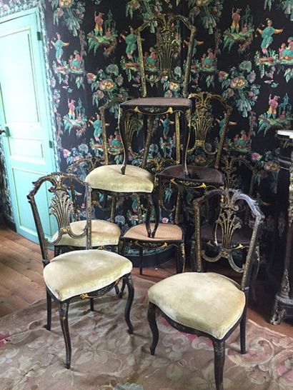 null Suite de huit chaises Napoléon III, décor doré à motif de gerbes, pieds cambrés...