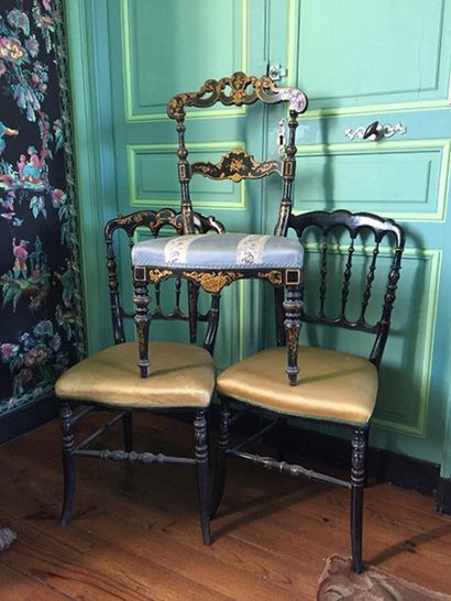null Trois chaises Napoléon III, en bois noirci, à décor de filets dorés