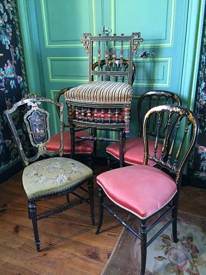 null Cinq chaises Napoléon III, de différents modèles et une chaise basse en bois...