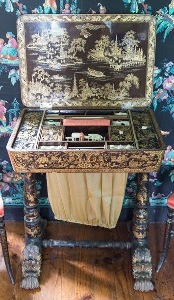 null Table à ouvrage Napoléon III, en bois et carton bouilli, à décor chinois doré...