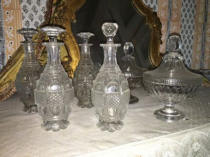 null Trois flacons, première moitié XIXe siècle, en cristal moulé du Creusot à pointes...