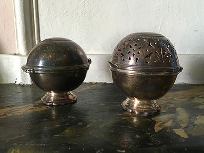 null Boule à savon et boule à éponge, en bronze argenté, XVIIIe siècle. 
 Hauteur:...