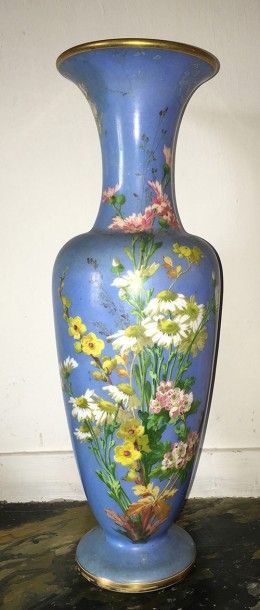 null Vase en opaline, XIXe siècle, à décor polychrome sur fond bleu céleste de bouquets...