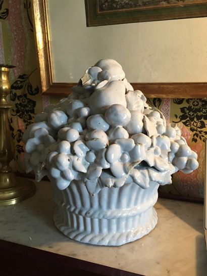 null Corbeille, en céramique émaillée blanche, à décor de fruits en relief. (Éclats)....