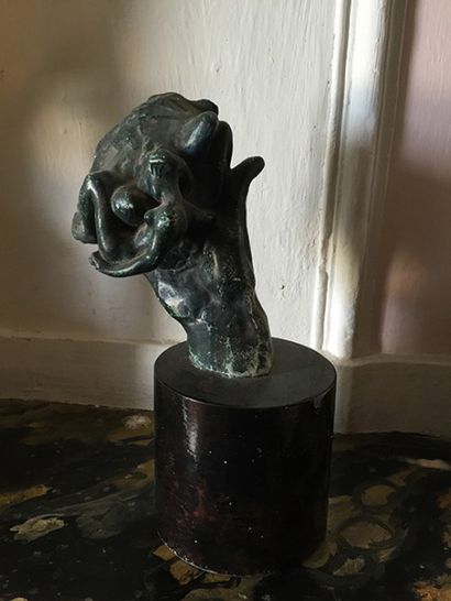 ÉCOLE FRANÇAISE, XXe siècle 
Étude de mains tenant un groupe sculpté.
Sculpture en...