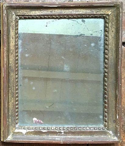 null Miroir Louis XVI, bordure rectangulaire en bois doré à perles. 32 x 27 cm