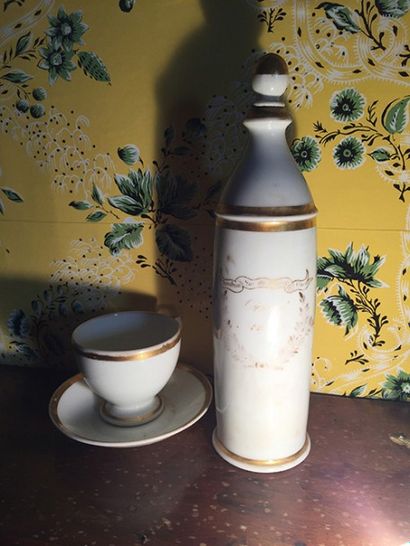 null Bouteille, tasse et sous-tasse, première moitié XIXe siècle, en porcelaine blanche...