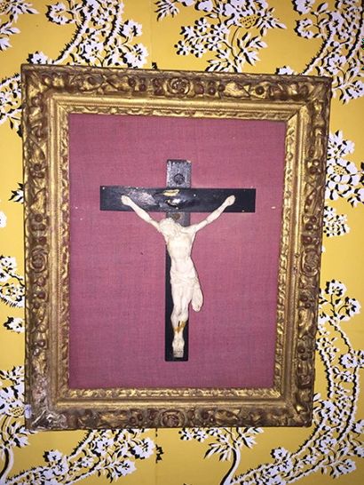 null Cadre Louis XIII, en bois doré contenant un crucifix en terre sèche (cassé)....
