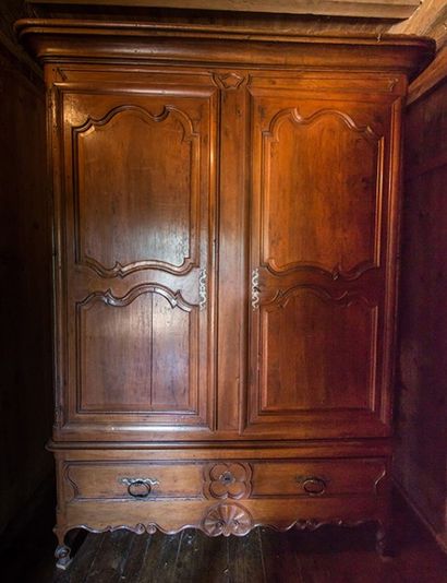 null Armoire Louis XV, Travail régional fin XVIIIe siècle, en noyer massif, ouvrant...