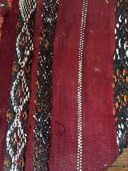 null Tapis Kilim, à décor blanc et brun sur fond rouge. 263 x 175 cm