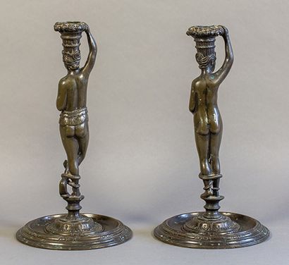 null Paire de bougeoirs, XVIe siècle, en bronze patiné, fûts ornés de personnages:...